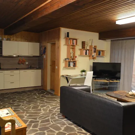 Near Castle Ruins Appartamento Manderscheid